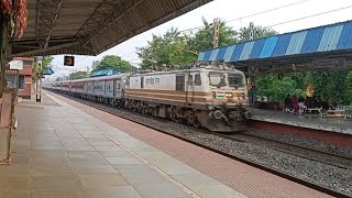 13137 Kolkata  Azamgarh Weekly Superfast Express [upl. by Schechinger]