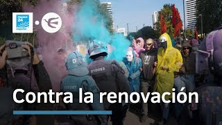 Protestas en Barcelona contra una feria inmobiliaria en rechazo a la gentrificación [upl. by Attenal]