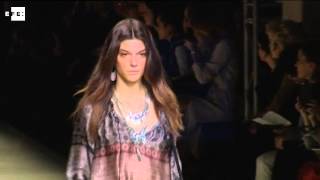 Mango resucita la moda hippie y de los años 70 para el próximo verano en el 080 Barcelona Fashion [upl. by Ahsirtal821]