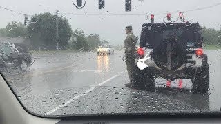 Soldat steigt trotz Regen aus seinem Auto  Als man erfährt warum kommen einem die Tränen [upl. by Joy]