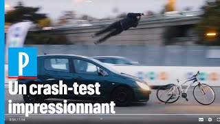 Crashtest  une démonstration choc pour alerter sur la fragilité des cyclistes [upl. by Saxe]