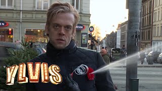 Calles quotbrorquot spruter på folk med falsk blomst  I kveld med Ylvis  discovery Norge [upl. by Vikky]