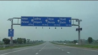 Driving on the Yamuna Expressway Delhi to Agra in two hours [upl. by Savitt]