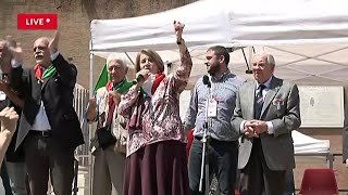 Roma 25 aprile la partigiana canta quotFischia il ventoquot a pugno alzato e la piazza si entusiasma [upl. by Odom]