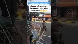 Momen busway dilempar batu nabrakmobil funnyvideo [upl. by Ilrebmik]