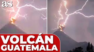 RAYO IMPACTA EN VOLCÁN en ERUPCIÓN  Volcán fuego Guatemala [upl. by Kenweigh213]