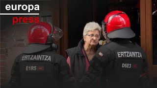 Dos detenidos en el desahucio de una mujer y su nieto en Erandio Bizkaia [upl. by Gnoc908]