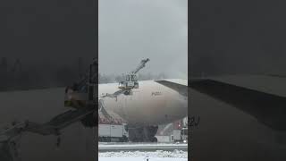 Europas größter Winterdienst  Gegen Eis und Schnee am Flughafen mittendrin flughafen frankfurt [upl. by Sllew]