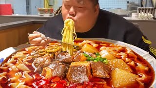 Challenging the ”beef ramen” that is bigger than a wash basin Brother Monkey Isnt this a free gif [upl. by Yorgo233]