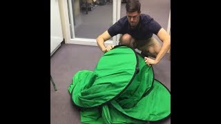 How to quickly fold the quotImpact Super Collapsible Backgroundquot  Pop up Green Screen [upl. by Hanley]