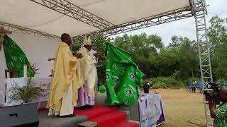 Mgr Roger ANOUMOU reçoit le Présent de lUnion des Chorales ALUWASIO de lArchidiocèse de Cotonou [upl. by Milka]