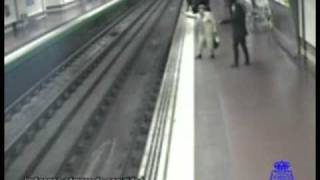 El héroe del Metro salva la vida de un hombre en el metro de Madrid alcobendasdigitalcom [upl. by Itsirhc]