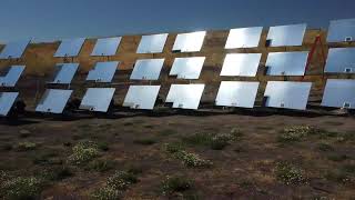 LightManufacturing H1 heliostat array panning shot Selfpowered high efficiency general purpose [upl. by Tybalt]