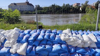 Odra zalewa pierwsze ulice Ostrowa Tumskiego w Głogowie [upl. by Ramedlav580]