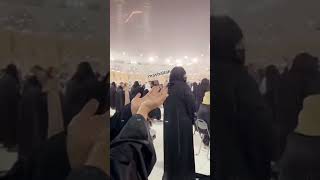 Khana Kaba mein maa g Barish ma Dua maang rahii hain mashallah [upl. by Durante]