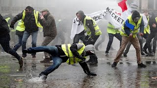 quotGilets jaunesquot  des affrontements sur les ChampsElysées [upl. by Anivlis729]