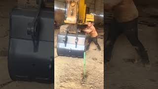 Locking pin installation process for replacing the bucket of the excavator [upl. by Gertrudis919]