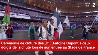 Cérémonie de clôture des JO  Antoine Dupont à deux doigts de la chute lors de son entrée au Stade [upl. by Matilde]