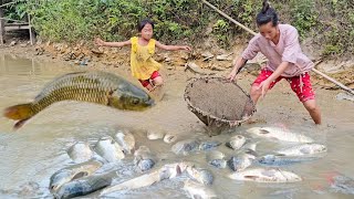 The single mother went to the pond to catch fish and sell it to earn money to make ends meet [upl. by Erbas360]