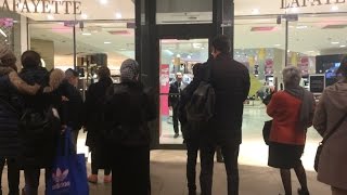 A 8h les soldes ont débuté aux Galeries Lafayette [upl. by Ytok]