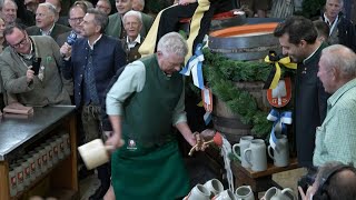 quotOzapft isquot  Oktoberfest mit traditionellem Fassanstich eröffnet  AFP [upl. by Eiramrebma]