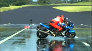 Prueba frenado con y sin ABS  Wet skid test on motorcycles with amp without ABS [upl. by Htelimay]