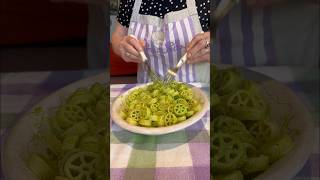 Rotelle con pesto di rucola ricette ricetta cucina cucinaitaliana pesto pestodirucola [upl. by Airednaxela]