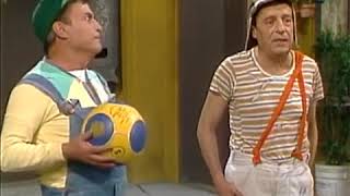 El Chavo y Godínez jugando fútbol [upl. by Nareht]