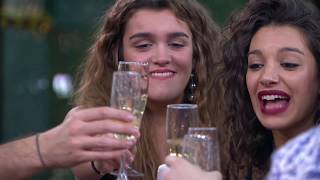 Los concursantes se comen las uvas y brindan con cava  OT 2017 HD [upl. by Nyleaj]