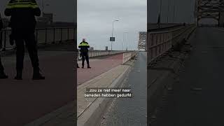 Vrouw klimt op Waalbrug en veroorzaakt verkeersopstopping  shorts [upl. by Jordon773]