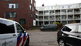 Overleden persoon aangetroffen in woning in Zwolle politie doet onderzoek [upl. by Seigel685]