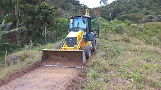 RETROESCAVADEIRA NEW HOLLAND B95B REBAIXANDO TERRENO newhollandtractor extremo brasil [upl. by Airtemak]