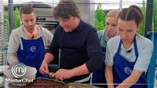 Los camareros están preparados ¡Y los jueces tienen que ayudar en cocinas  MasterChef Celebrity 9 [upl. by Astred191]