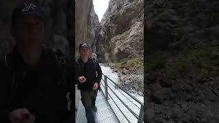 Switzerland Die Gletscherschlucht in Grindelwald mit Canyon swing über den Fluss [upl. by Arodasi]