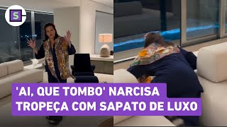 Narcisa Tamborindeguy tropeça e leva tombo com sapato valioso [upl. by Manup]