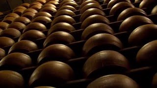 La battitura e il taglio della forma di Parmigiano Reggiano [upl. by Eltsyrk669]