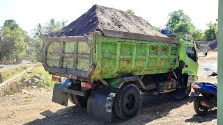 Truk Jomplang Mobil Truk HINO DUTRO Bongkar Muatan Pasir FULL BAK Menggunung Di Lokasi TAMPUNGAN [upl. by Nemhauser86]