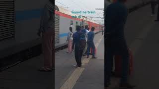 Rajdhani train gurad ne roki passenger ke liye indianrailways [upl. by Derte]