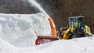 Schnee räumen in den Alpen mit Wacker Neuson Ladern [upl. by Nnylrebma631]