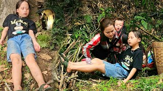 Saving a little girl who was bitten by a snake and fainted at a dam  How to handle a snake bite [upl. by Eelarat]