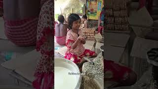 বাচ্চা মেয়েটা রথের চাকা তৈরি করছে reelsvideo food streetfood steetfood popcorn reels [upl. by Zack465]