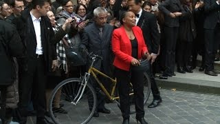 Taubira quitte son ministère à vélo et sous les applaudissements [upl. by Adnanref]