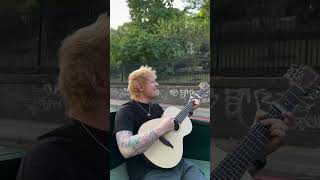 Ed Sheeran sorprende a la gente cantando en la calle [upl. by Sallad111]