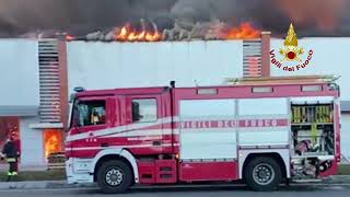 Azzano Decimo incendio al mobilificio fumo visibile a decine di chilometri tre intossicati [upl. by Annawt]