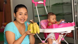 bayi lucu makan pisang pertama kali  baby eat banana for the first time [upl. by Anaej]