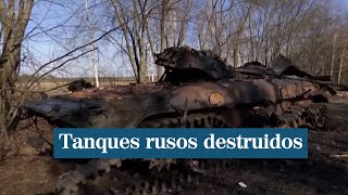 Tropas ucranianas muestran los tanques rusos que han destruido [upl. by Forlini]