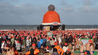 Sfeerimpressie nieuwjaarsduik Scheveningen 2024 vanaf de boulevard [upl. by Kaye447]