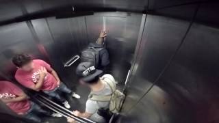 PEGADINHA DIARREIA 4 no elevador Diarrhea in the elevator Prank 2 [upl. by Tavish]