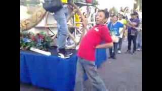 Borracho gay bailando mambo  Solo en El Salvador [upl. by Cuttler]