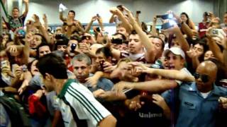 Torcida Tricolor recebe o Fluminense no Aeroporto do Galeão [upl. by Hesther]